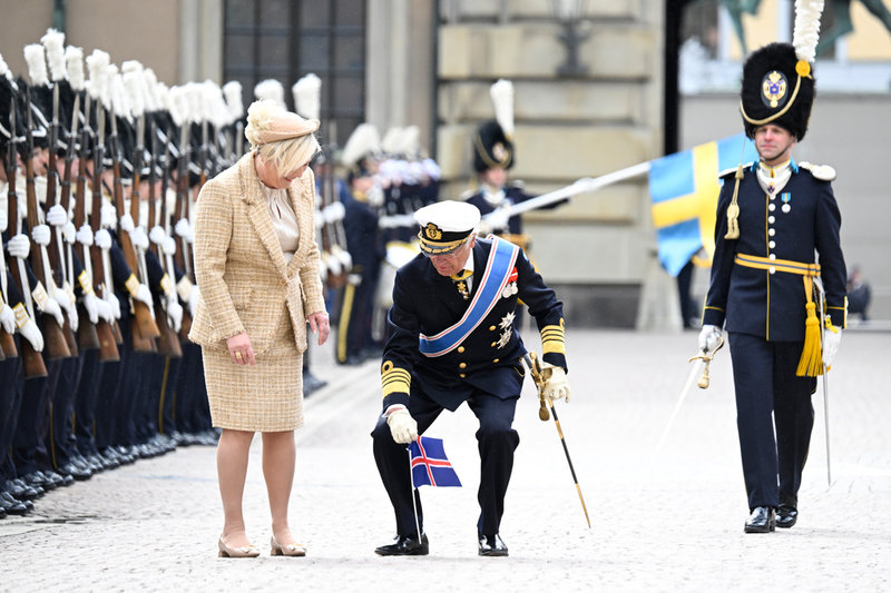 Kung Carl XVI Gustaf hjälper Islands president Halla Tómasdóttir med en fallen isländsk flagga på inre borggården på Stockholms slott. Det isländska presidentparet är på ett tre dagar långt statsbesök i Sverige.