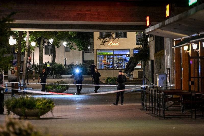 Larm om flera smällar i Bandhagens centrum kom in 20.55 på fredagen, och en skottlossning konstaterades sedan.
