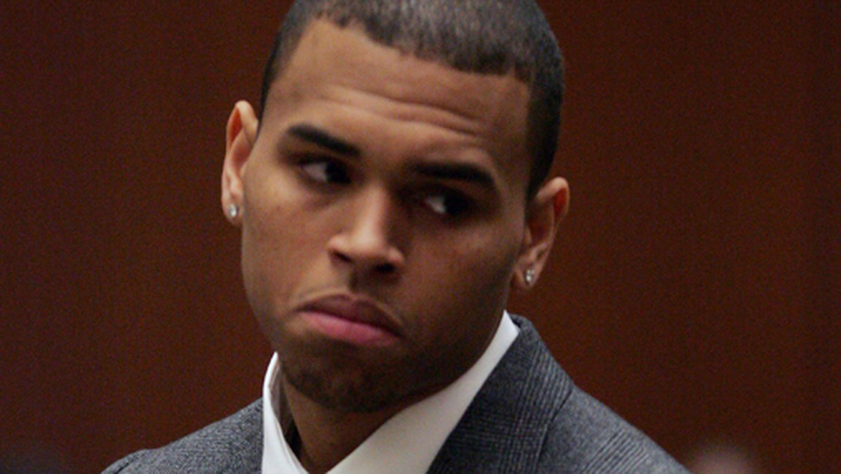 Chris Brown dömdes till fem års villkorlig dom och 180 dagars samhällstjänst. Här ser vi honom i rätten i mars 2009.