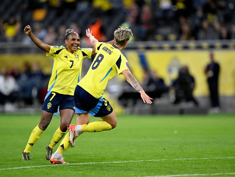 Sveriges Madelen Janogy firar tillsammans med Lina Hurtig efter den sistnämndas 6–1-mål mot Danmark.