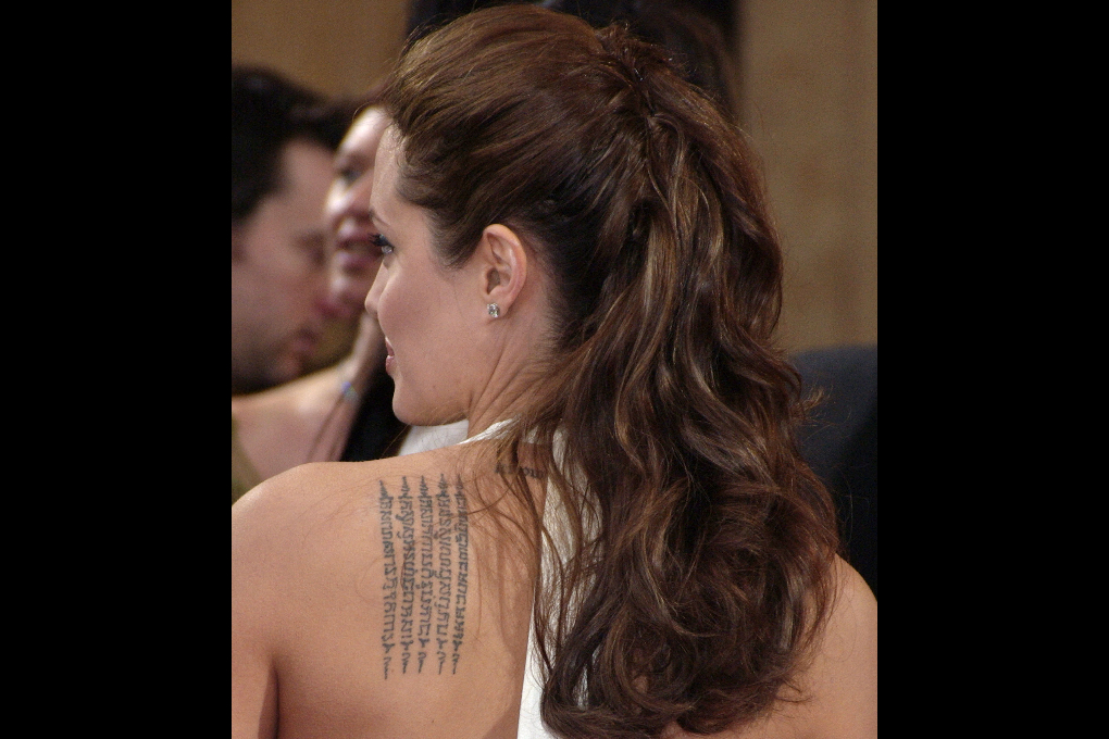 Jolies tatueringar är klassiska. 