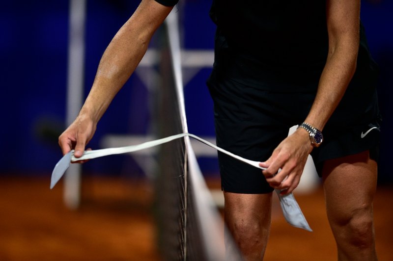 Del Potro hänger sitt pannband över nätet i Buenos Aires.