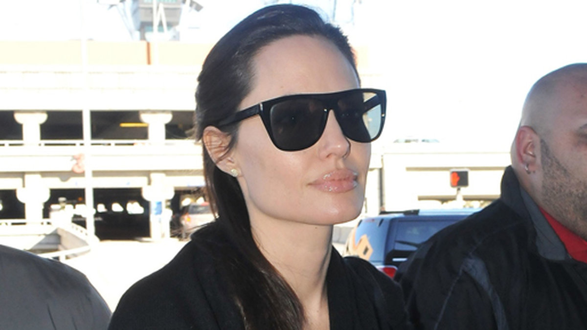 Angelina Jolie tar ett plan från Los Angeles. 