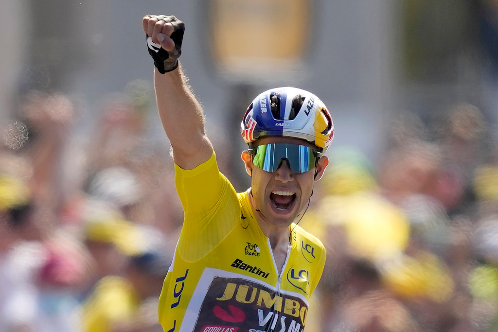 Belgaren Wout van Aert jublar efter sin första etappseger i årets Tour de France.