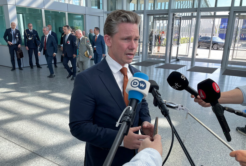 Försvarsminister Pål Jonson på väg in till torsdagens Nato- möte i Bryssel.