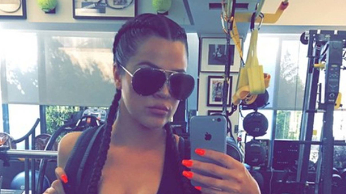 Khloe Kardashian tar en selfie på gymmet. 
