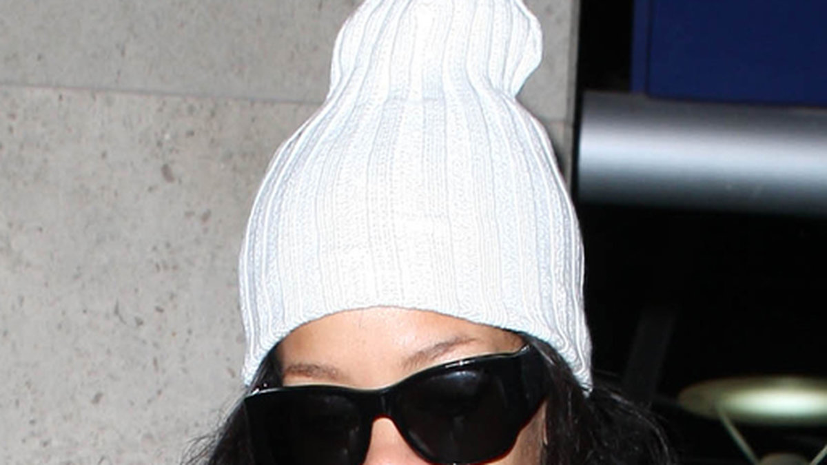 Mössa och mörka solglasögon för Rihanna.