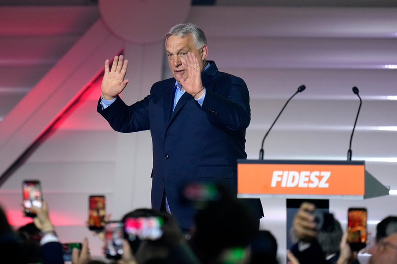 Prermiärminister Viktor Orbán förklarar i ett tal till sina anhängare på söndagskvällen att valet är förlorat.
