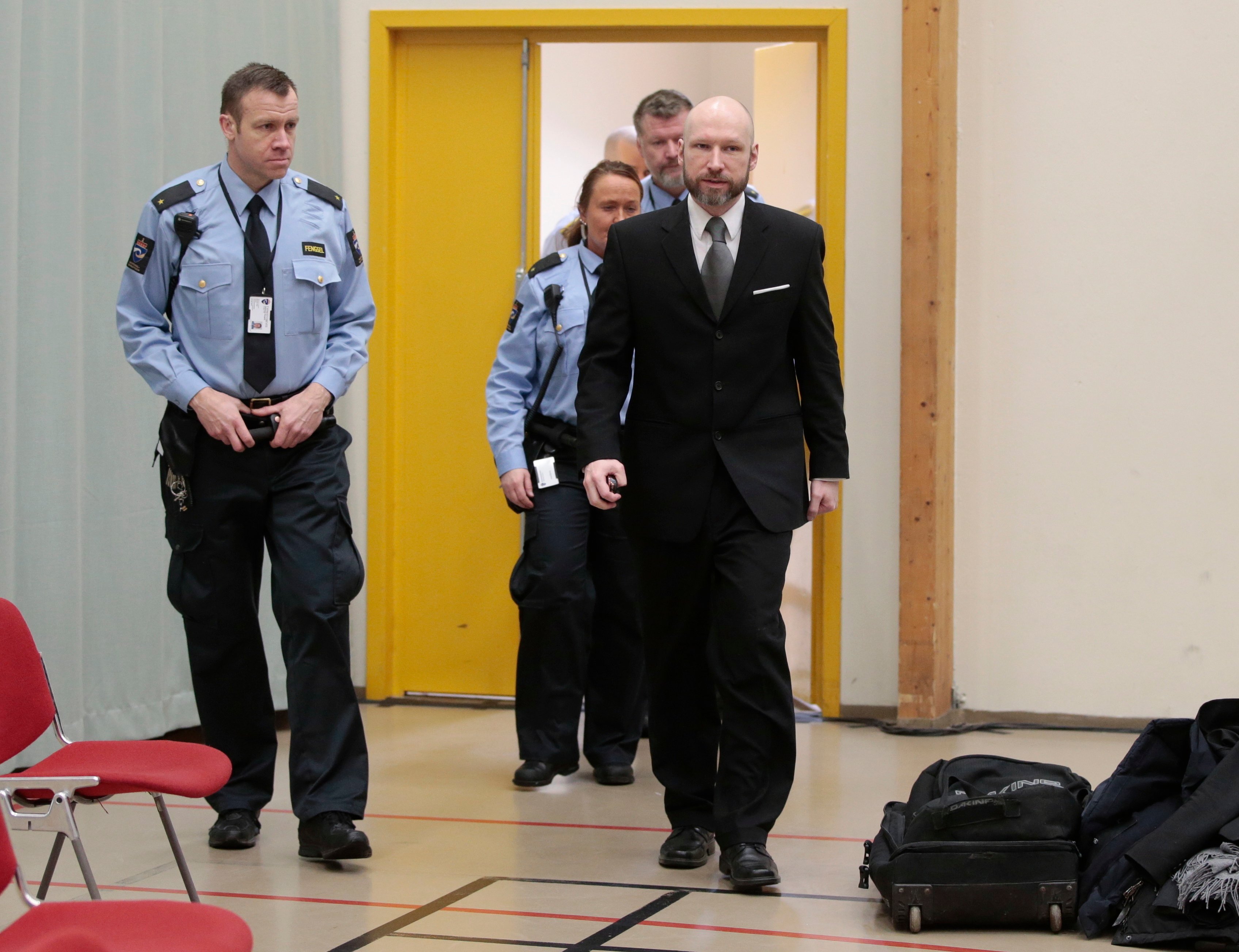 Anders Behring Breivik med kriminalvårdare. Anders Behring Breivik med kriminalvårdare.