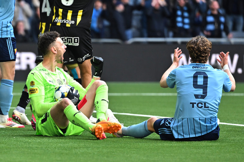 Häckens målvakt Etrit Berisha och Djurgårdens August Priske.