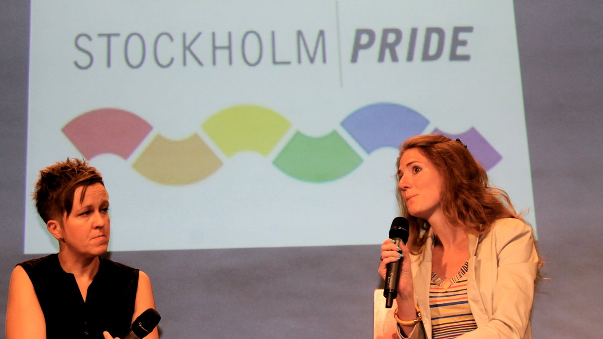 Ullrika Westerlund, RFSLs ordförande ställer frågor till Caroline Szyber under Pride på tisdagen.