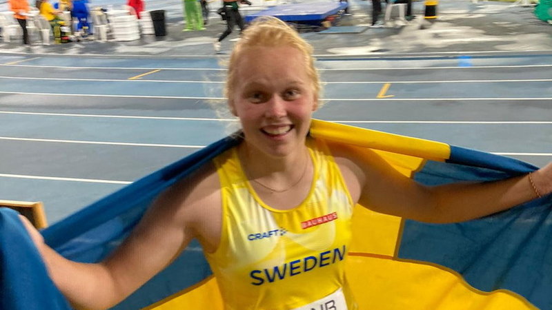 Emma Sralla efter diskusguldet i JVM i Colombia.