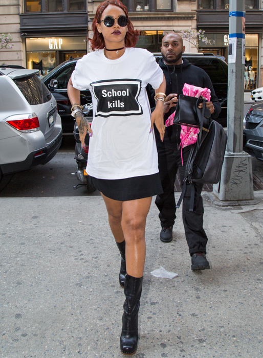 Rihanna har ett budskap på sin t-shirt. Rihanna har ett budskap på sin t-shirt.
