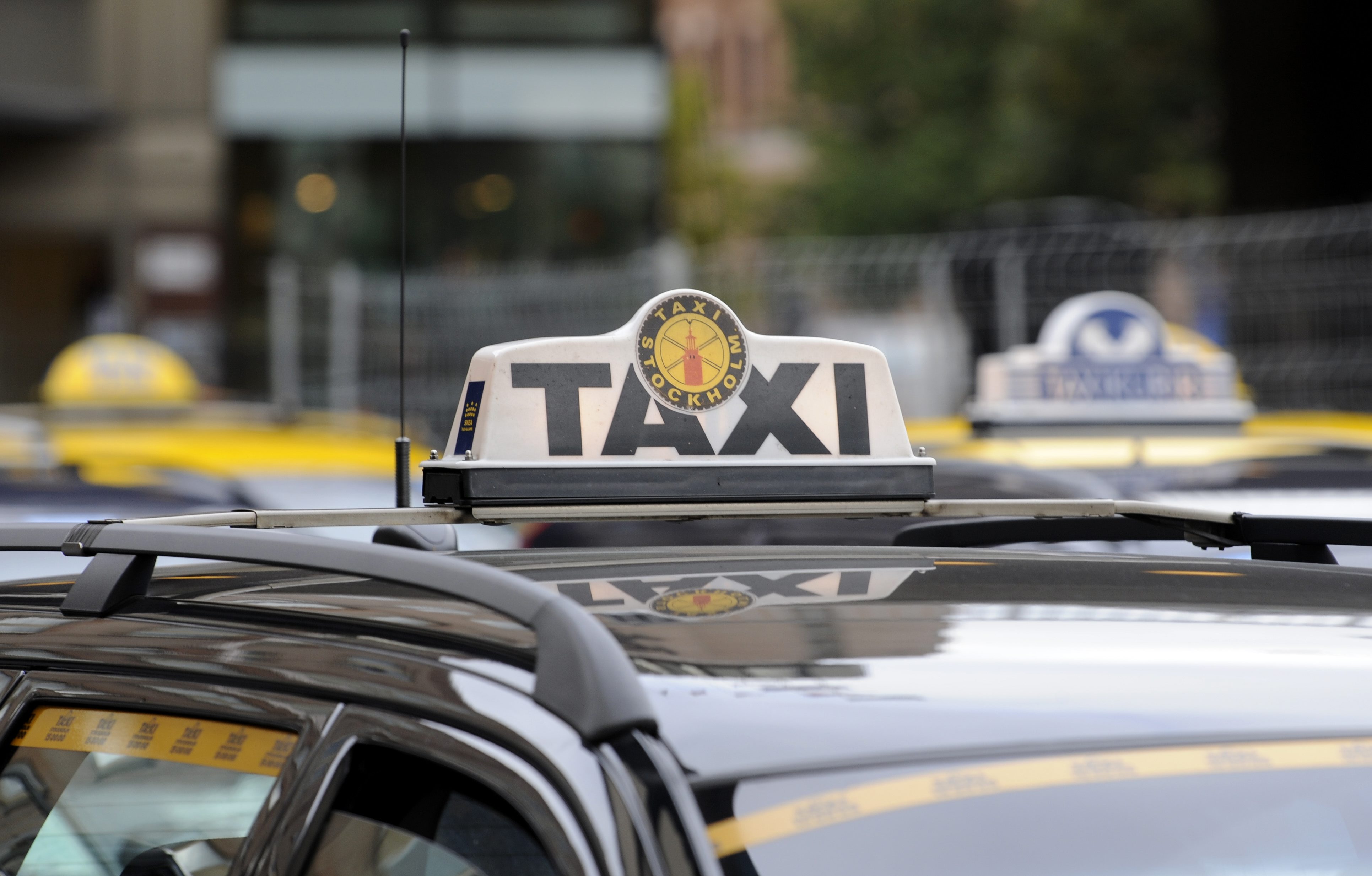 Två av Sveriges största taxibolag, Taxi Kurir och Taxi Stockholm har visat sig ha dömda våldtäktsmän som chaufförer.