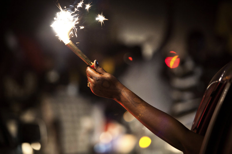 En kvinna håller i en isfackla. Arkivbild 