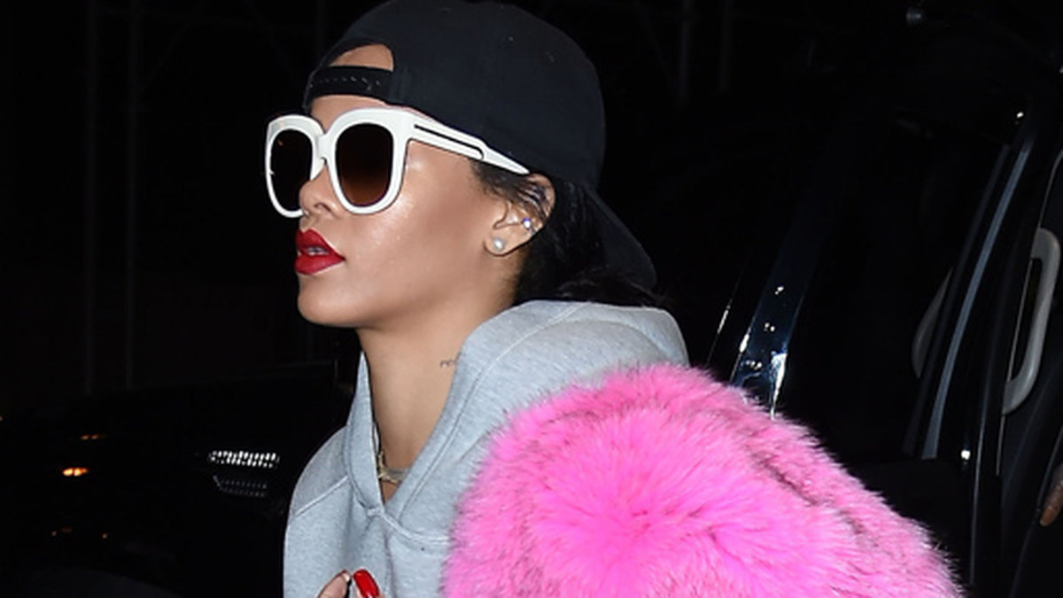 Några dagar senare var det dags för Rihanna att göra New York i rosa päls och stora solglasögon. 