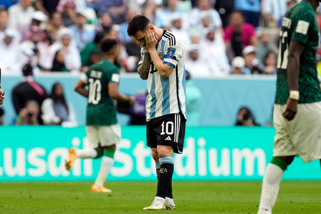 Lionel Messi visar stor besvikelse efter Argentinas överraskande förlust mot Saudiarabien. Nu måste Argentina vinna mot Mexiko.