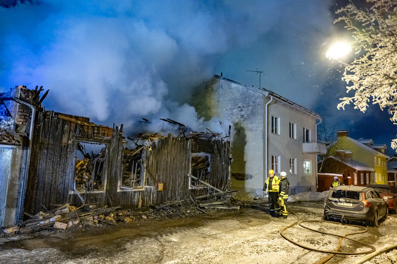 Ett antal trähus i de gamla kulturkvarteren Elsborg i Falun började brinna natten till torsdagen.