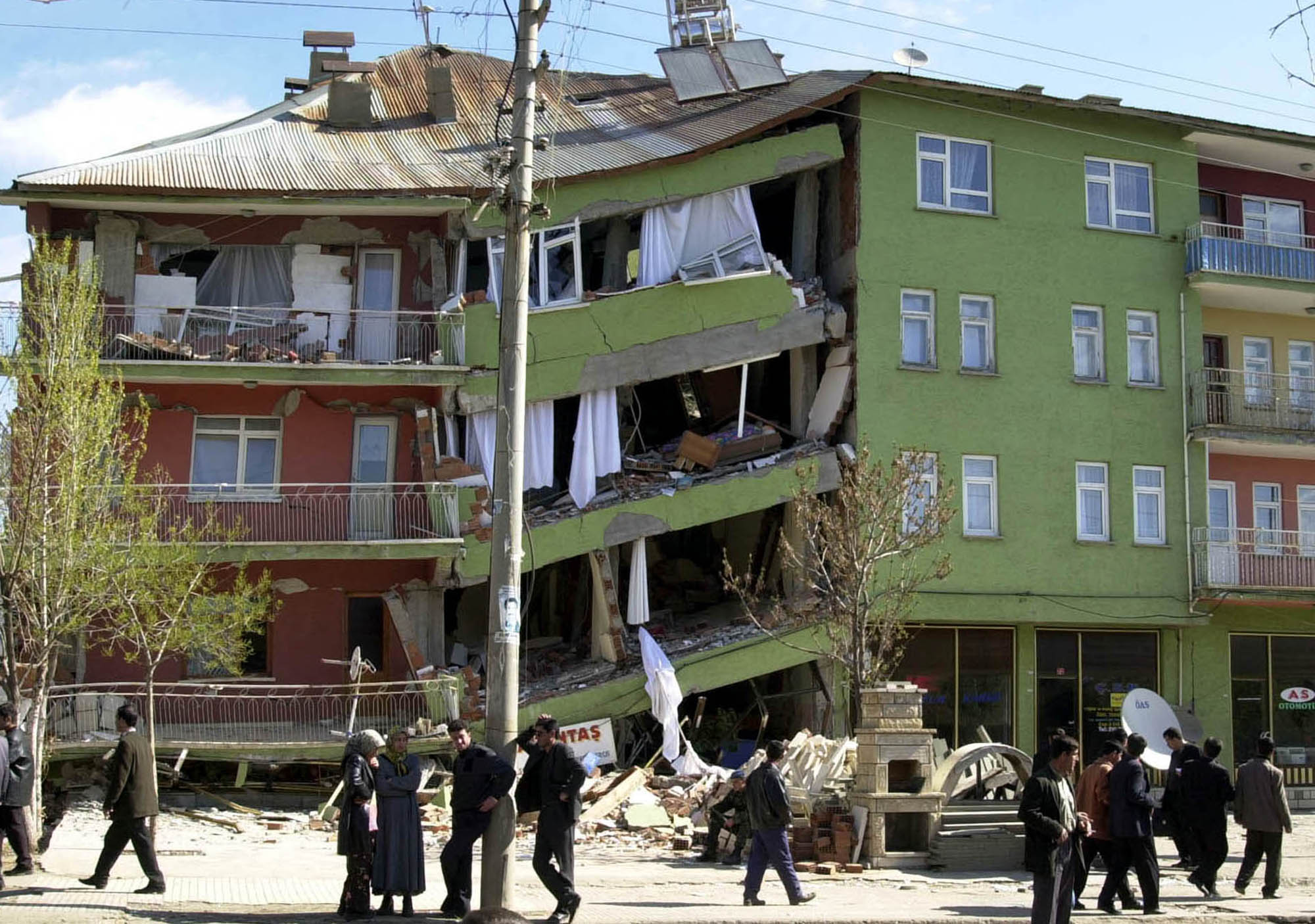 Den 23 oktober 2011 inträffar en jordbävning som uppmäts till 7.2 på richterskalan. 604 dog till följd av jordbävning och över 2200 byggnader förstördes. Värst drabbad var Van provinsen i sydöstra Turkiet.