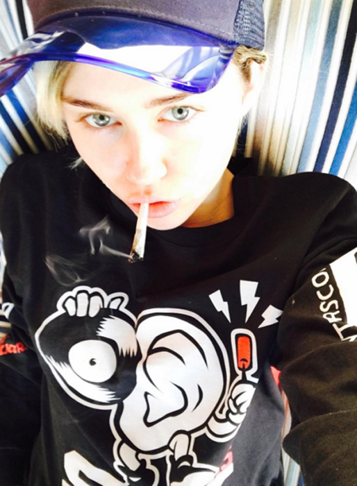 Miley Cyrus röker en joint. Miley Cyrus röker en joint.