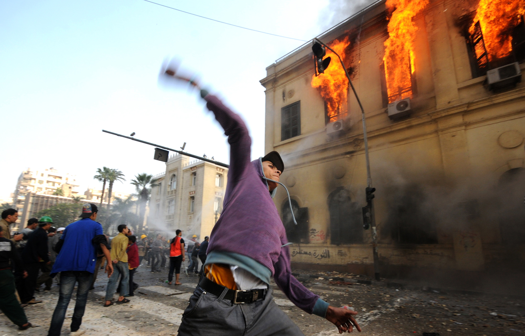 I fredags slog dock militärpolisen tillbaka. I ett försök att storma det numera världkända Tahrirtorget slog de brutalt ner demontranterna med batonger. Demonstranterna svarade med stenkastning. Minst tio uppges ha dött under helgens sammandrabbningar. Fr