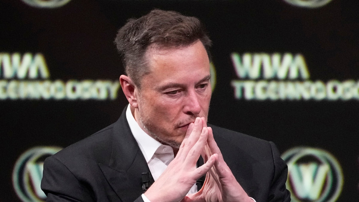 Tesla, med vd:n och grundaren Elon Musk, antas trots kraftiga prissänkningar i år inte lyckas öka leveransvolymerna i tredje kvartalet. Arkivbild