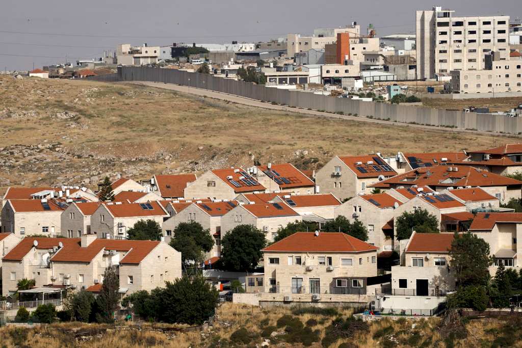 Bosättningen Pisgat Ze'ev i östra Jerusalem nära den barriär Israel byggt mot Västbanken.