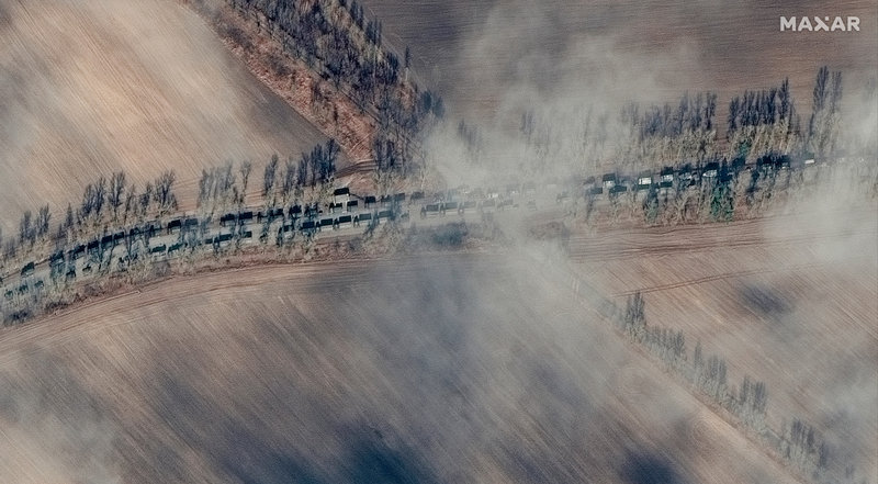 Satellitbild som sägs visa rysk militär på väg söderut nära Ivankiv, norr om Kiev, på söndagen.