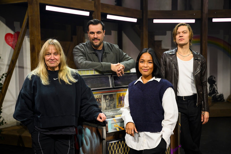 Sussie Eriksson spelar Julias mamma Angelique, Edward af Sillén regisserar, Joanné Nugas spelar Julia, och Victor Norén spelar Shakespeare.