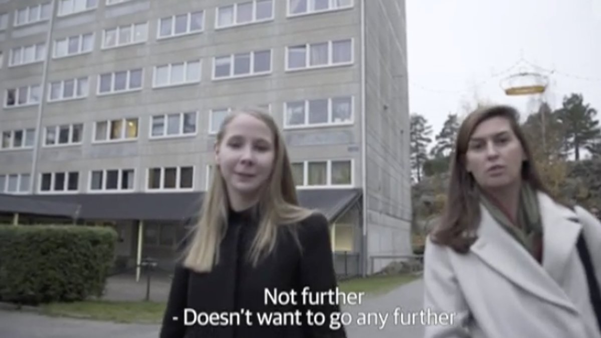 Sara Engström till vänster, blir rädd när hon möter människor i Hammarkullen. 
