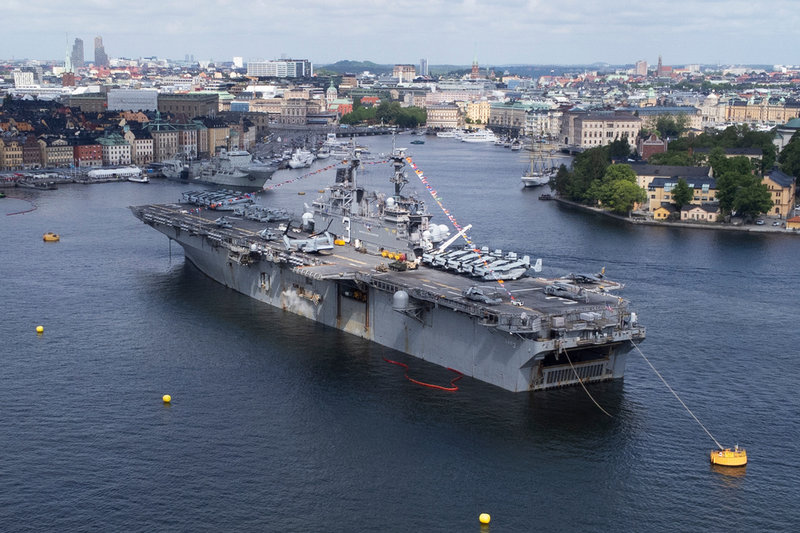 Det amerikanska amfibiestridsfartyget USS Kearsarge förankrat i Stockholm inför övningen Baltops 22.