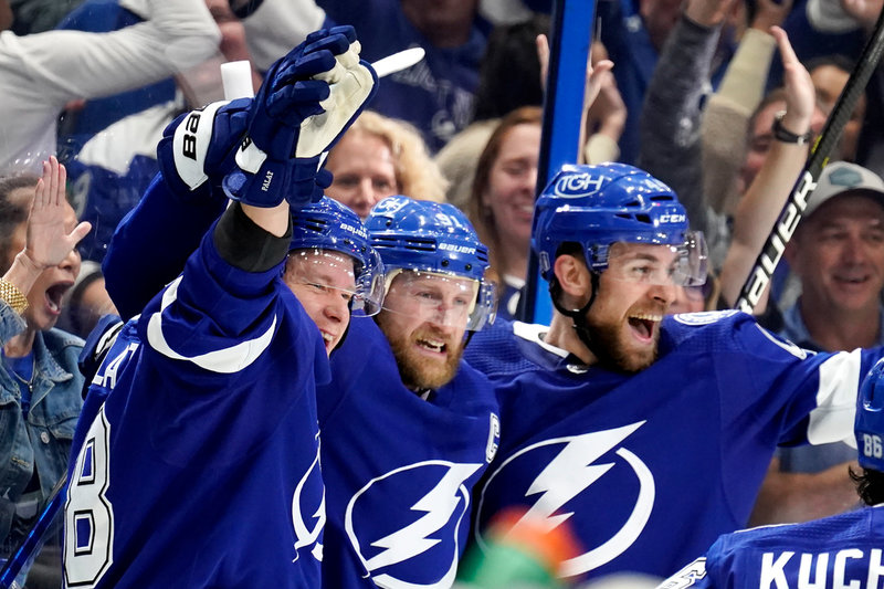 Tampa Bays Steven Stamkos (mitten) firar med Ondrej Palat (vänster) och Jan Rutta (höger).