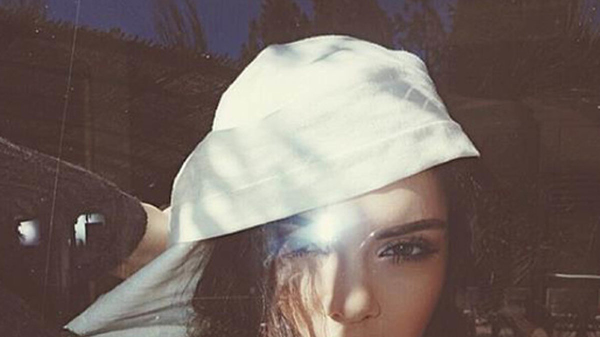 Kendall Jenner tar en selfie.
