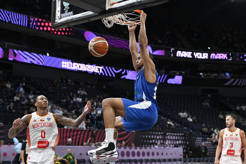 Myles Hesson dunkar i två brittiska poäng. Skrällsegern såg till att Sverige går vidare i basket-EM.