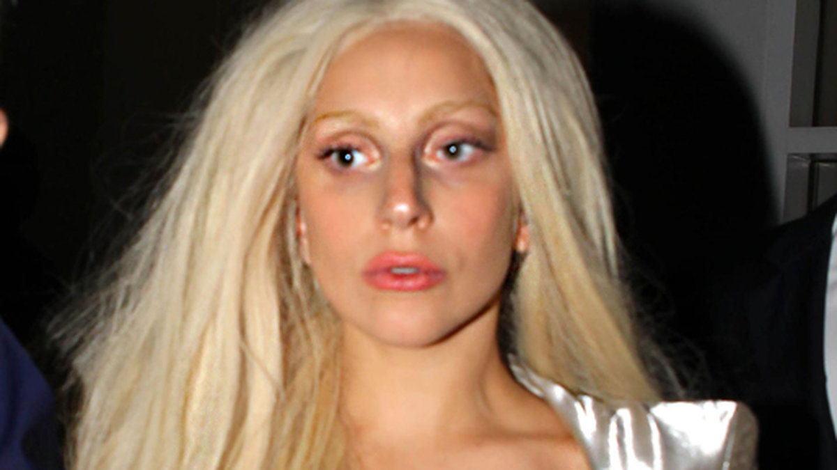 Lady Gaga gör sakta men säkert comeback i rampljuset efter sin höftoperation tidigare i år. Här ser vi henne rocka blonda lockar och en silverklänning i Beverly Hills.