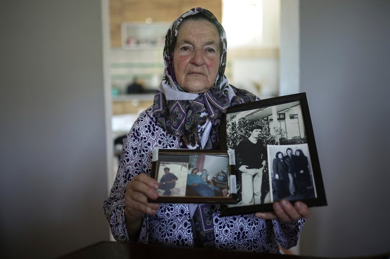 Aisa Omerovic miste 45 familjemedlemmar. Hon lyssnar fortfarande efter sina barns fotsteg i hemmet.