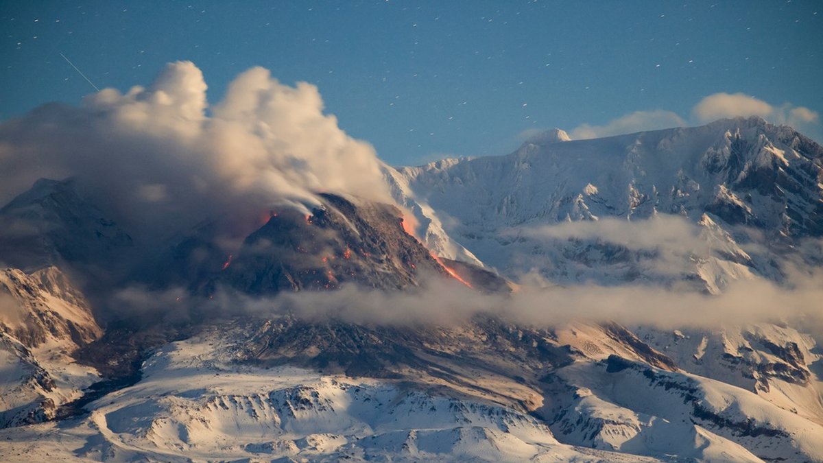 Sjivelutj är en av de största vulkanerna på Kamtjatka. Så här såg det ut när den fick ett utbrott i november förra året. Arkivbild.
