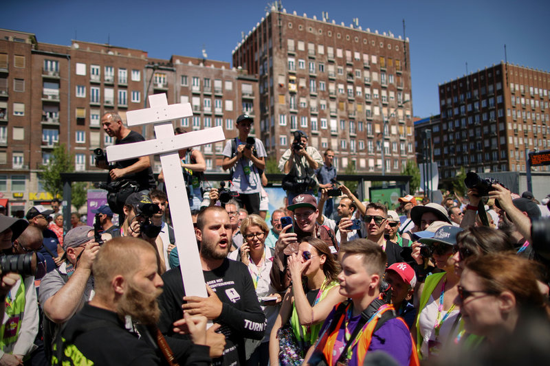 Det hölls en Pride-parad i Budapest förra sommaren trots att regeringen förbjudit det. Här ses motdemonstranter bära kors genom folksamlingen. Budapest borgmästare, som beslutade att låta paraden ske, åtalades men ärendet lades ned tidigare denna vecka. Arkivbild.