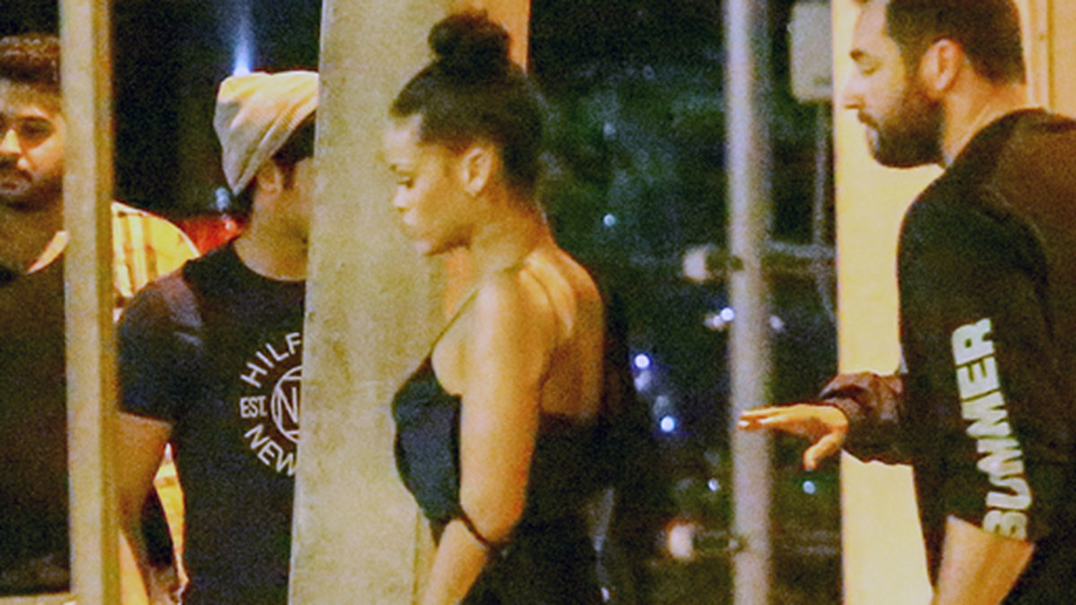 Rihanna och Drake lämnar E11EVEN i Miami under gårdagen. 