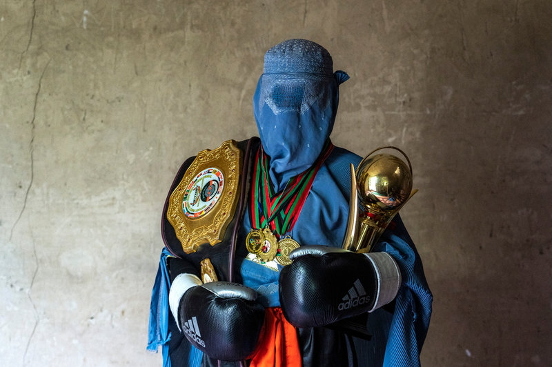 En afghansk MMA-utövare med sina troféer i Kabul. Arkivbild från i höstas.
