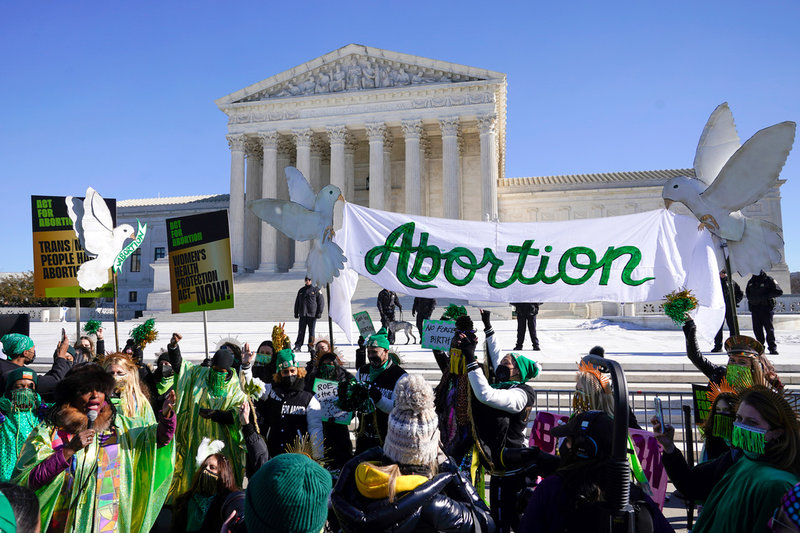 Demonstranter protesterar till stöd för abort utanför Högsta domstolen i USA i januari.