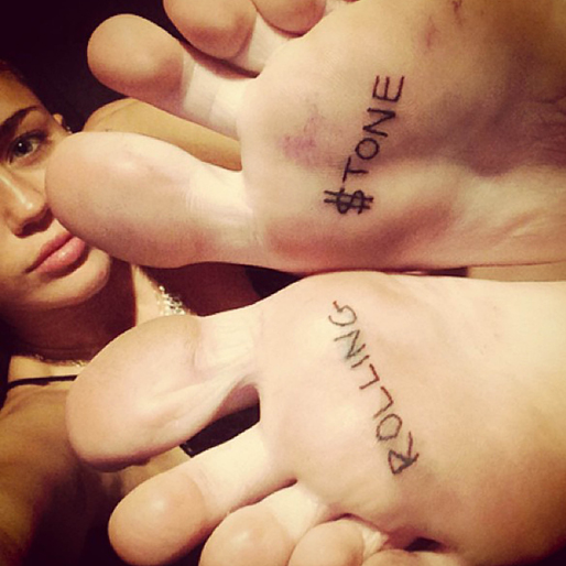 För att fira att hon prydde omslaget till tidningen Rolling Stone så lät Miley tatuera "Rolling $tone” på sina fotsulor. För att fira att hon prydde omslaget till tidningen Rolling Stone så lät Miley tatuera "Rolling $tone” på sina fotsulor.