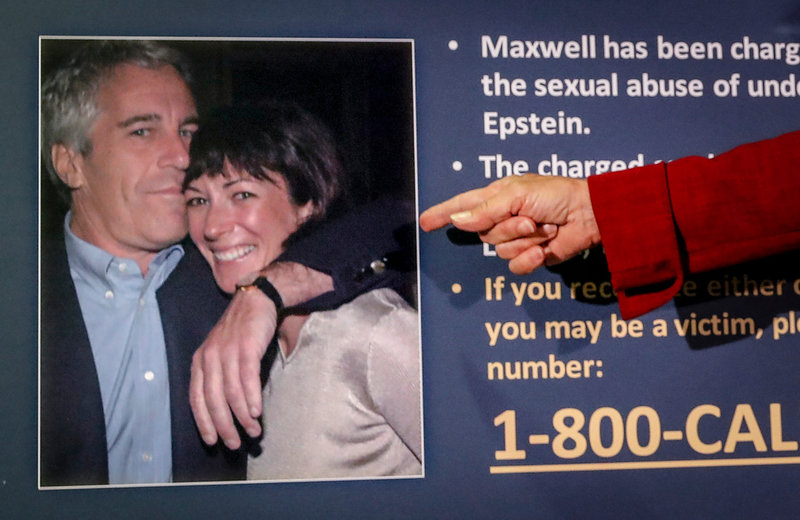 En åklagare i New York pekar på en bild på Ghislaine Maxwell och hennes tidigare pojkvän, sexförbrytaren Jeffrey Epstein vid en presskonferens i New York 2020. Arkivbild.