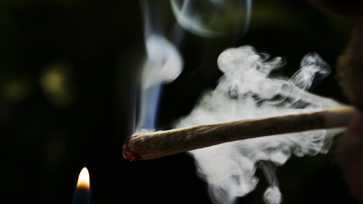 Barn i världens rikaste länder röker cannabis - men i Sverige är siffran låg.