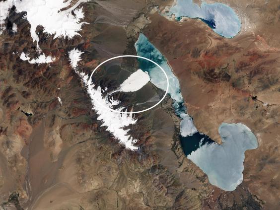 17 juli 2016. Samma islossning har lämnat ett 30 meter tjockt islager som sträcker sig över tio kvadratkilometer.