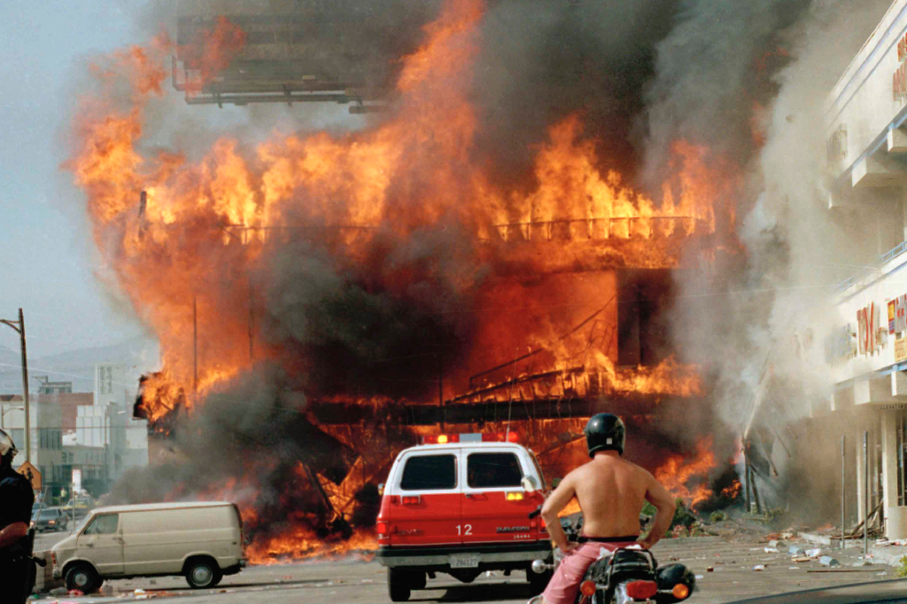 Ett koreanskt köpcentrum i brand. Koreaner var särskilt utsatta under upploppen.
