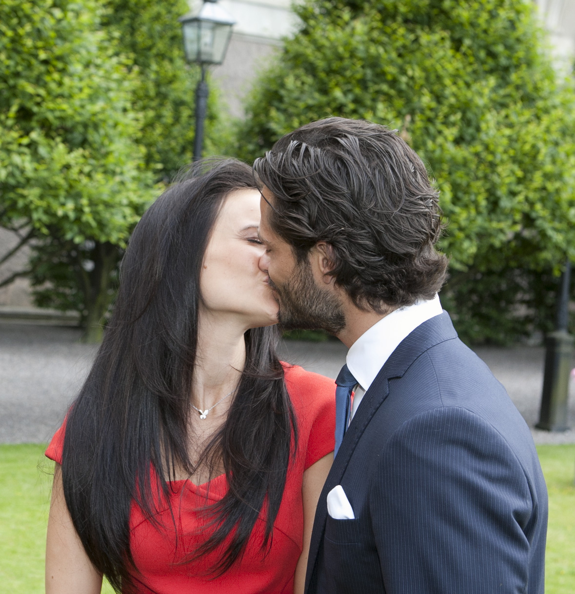 Turturduvorna. Sofia pussas med sin prins. 