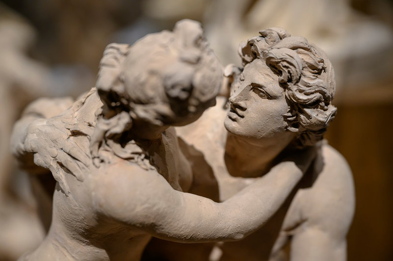 Sergels förlagor i lera visas i ett rum som är uppbyggt som konstnärens ateljé.