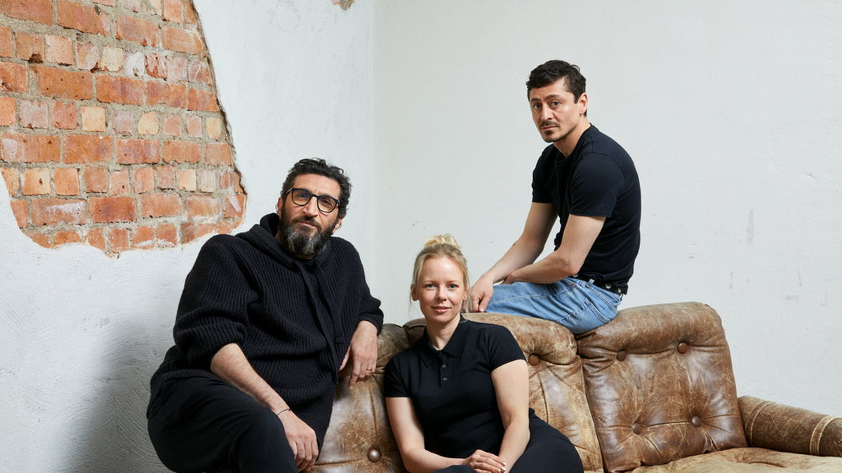 Fares Fares tillsammans med skådespelarna Alma Pöysti och Alexej Manvelov. Pressbild.