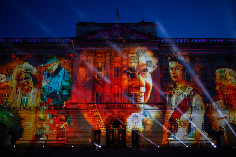 Bilder av drottning Elizabeth projicerades mot Buckingham Palace i torsdags kväll.